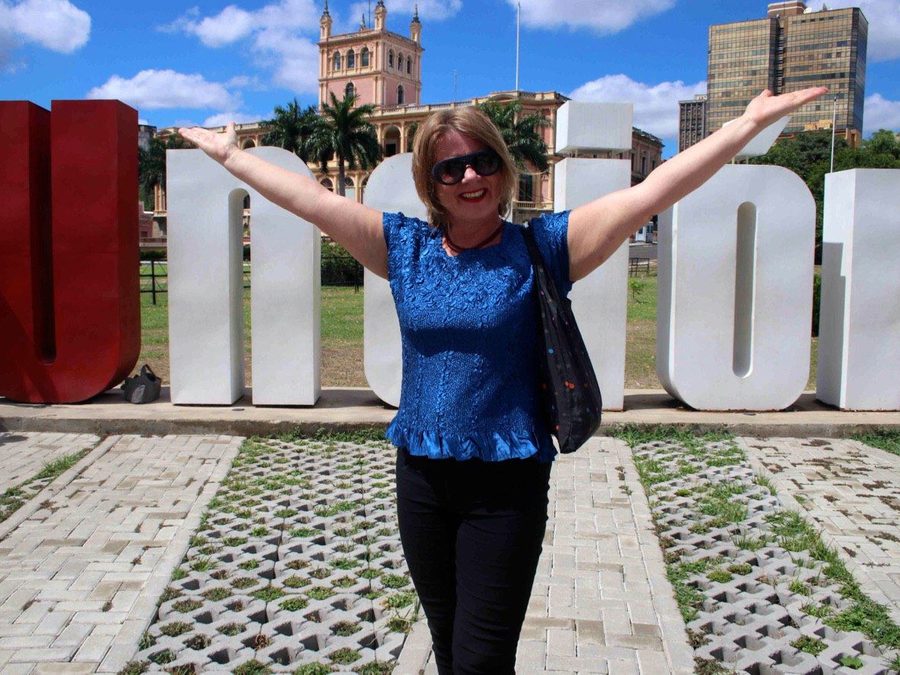 Anne Knapp mit weit ausgebreiteten Armen in Asunción